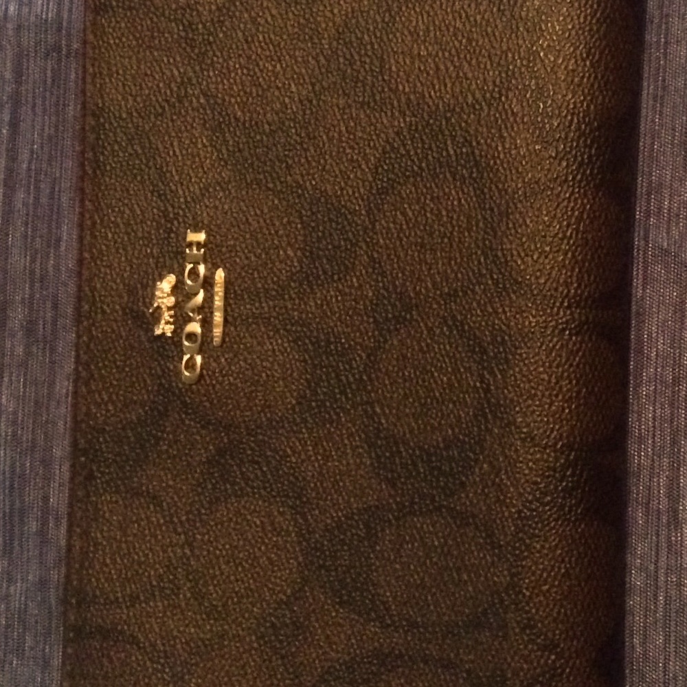 Coach Wallet . Genuine leather.